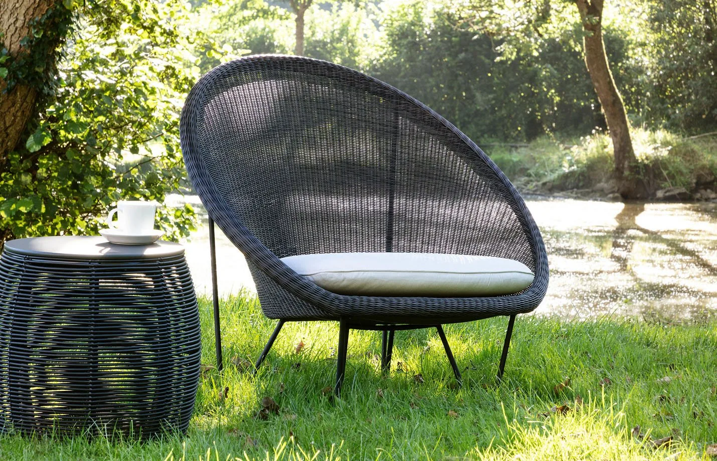 Gipsy cocoon Lounge chair black base LS01